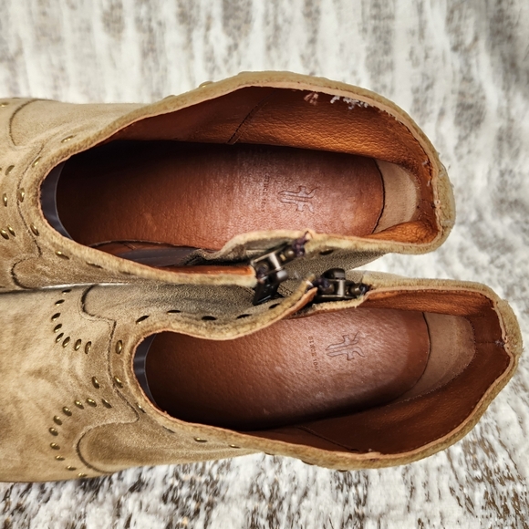 Frye "Nora" Studded Ankle Boots Short Tan Suede Block Heeled | Women's Size 8B - Picture 11 of 14